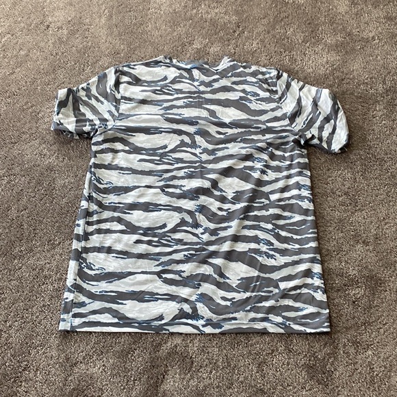 Under Armour Top SIZE M - Picture 5 of 5